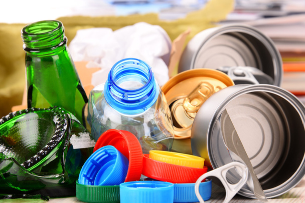 Recycelbarer Müll aus Glas, Kunststoff, Metall und Papier - Foto, Bild