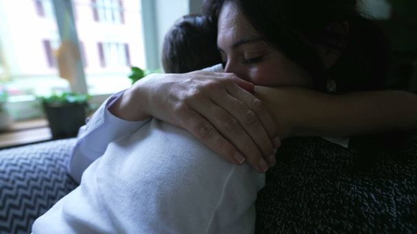 Mãe afetuosa Abraçando Filho em Conforto em Casa, pai Confortável Filho com Carinho Suave Após a Dura - Foto, Imagem