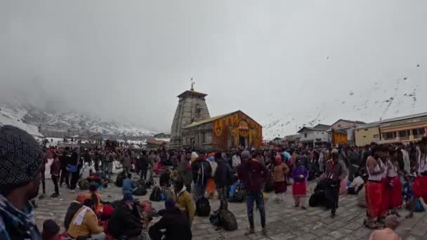 Dehradun, Uttarakhand India-May 17 2023-Egy gyönyörű tengernyi bhakta tiszteli meg a Kedarnath templom környékét spirituális jelenlétükkel.  - Felvétel, videó