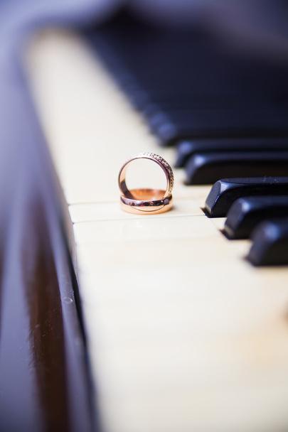 snubní prsteny na klíče vintage piano - Fotografie, Obrázek