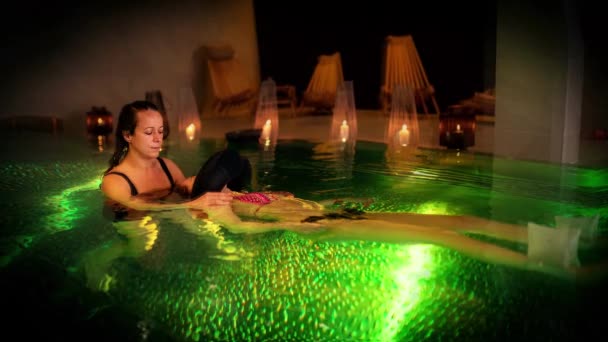 Θεραπευτική άσκηση στην πισίνα. Γυναίκα που κάνει υδροθεραπεία στην πισίνα. Χαλάρωση νερού και βαθύ διαλογισμό. Κινούμενα σχέδια βρόχων - Πλάνα, βίντεο