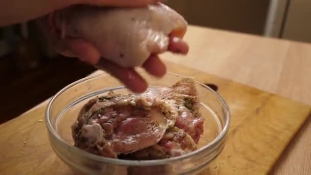 Το στήθος κοτόπουλου μαρινάρεται με μπαχαρικά και αλάτι. Μαγειρεύοντας ένα πιάτο κοτόπουλο - Πλάνα, βίντεο