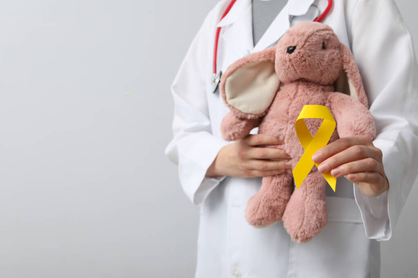 Мягкий игрушечный кролик в руках врача - Фото, изображение