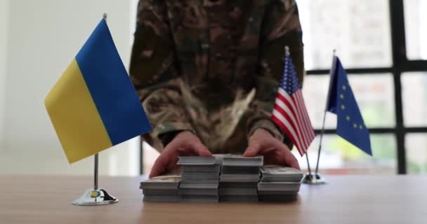 Militaire man geeft veel geld uit aan onderhandelingstafel van Ukraine met de euro unie en de VS. Financiële bijstand aan Oekraïne in de oorlog tegen Rusland - Video