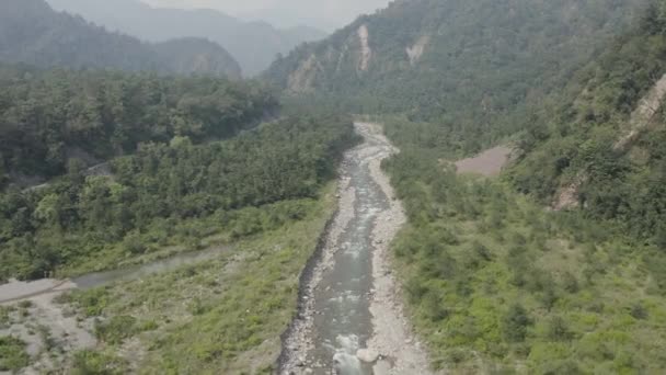 Uttarakhands góry, rzeka rozwija swoje zapierające dech w piersiach piękno w malowniczym tańcu przyrody.Wysokiej jakości materiał - Materiał filmowy, wideo