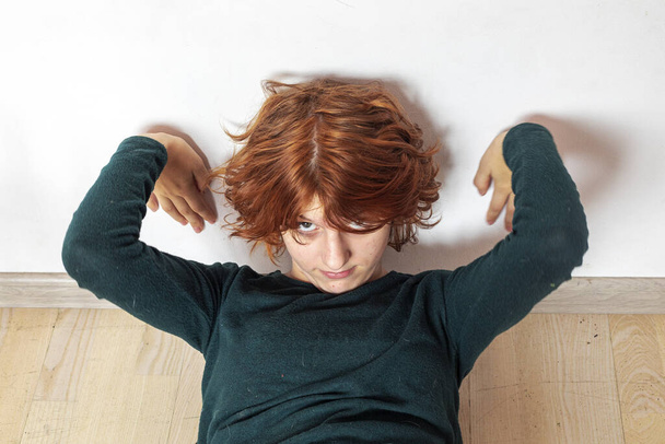  portrait en gros plan d'une adolescente coûteuse aux cheveux roux avec une coiffure anime élégante - Photo, image