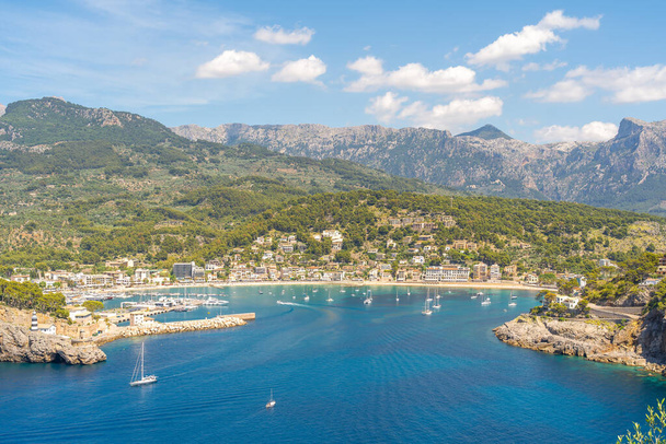 Port de Soller: UNESCO tarafından korunan Tramuntana Dağları 'nın Mallorca' nın batı kıyısının sakin, masmavi sularıyla buluştuğu büyüleyici bir enstantane.. - Fotoğraf, Görsel