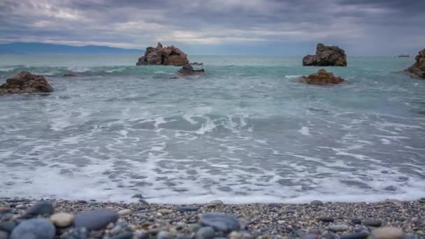 Wellen gewaschen Küsten Steine im Frühling. - Filmmaterial, Video