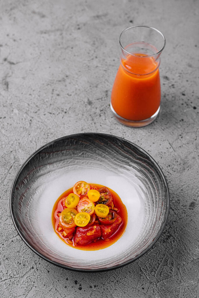 Ντοματόσουπα σε κεραμικό μπολ - Φωτογραφία, εικόνα