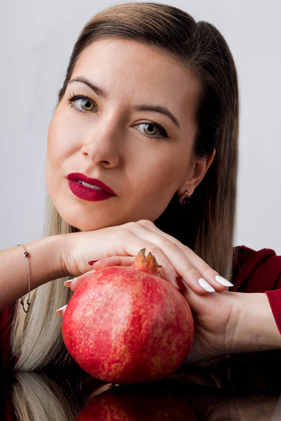 Bela loira com batom vermelho e maquiagem criativa Pomegran - Conceito de estúdio em fundo branco - Foto, Imagem
