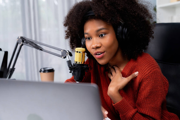 Güzel Afrikalı kadın etkileyicilerin sunucu kanalı yeni dinleyicilerle yayın stüdyosunda konuşuyor. Canlı sosyal medyada yaşam koçu danışmanlığı zamanı. Tavsiye verme kavramı. Tatlandırıcı. - Fotoğraf, Görsel