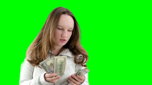 fiatal nő, nyugodt arccal kiszámolja 100 dollár számlák fehér háttér gyönyörű jól ápolt haj pénzt szépségszalon vásárolni fizetés. régi és új bankjegyek - Felvétel, videó