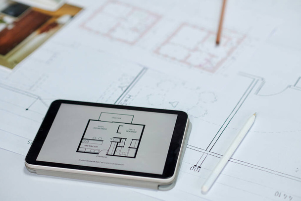 Plan mieszkania na ekranie tabletu cyfrowego, architektury i aranżacji wnętrz - Zdjęcie, obraz