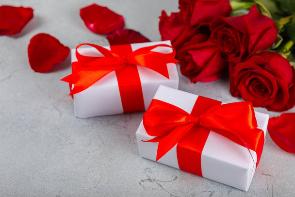 Concepto del Día de San Valentín. Fondo del Día de San Valentín. Los regalos, las velas, el confeti, el sobre - la postal, el caramelo, las copas, el vino y el ramo de las rosas sobre el fondo de color. Flatley.Celebración del día de San Valentín - Foto, Imagen