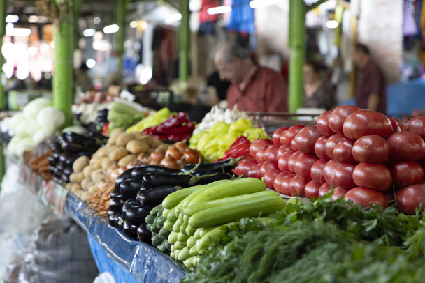Verduras locales frescas de temporada en el mercado local bazar. Alimentos frescos orgánicos saludables a la venta en el mercado de los agricultores - Foto, imagen