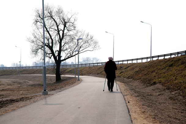 Oude vrouw Noordse wandeling maken - Foto, afbeelding