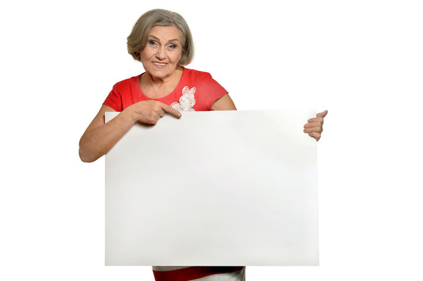 Mujer mayor sostiene estandarte
 - Foto, imagen