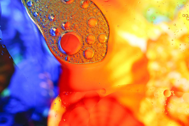 Macro shot di emulsione acqua-olio su sfondo colorato
 - Foto, immagini
