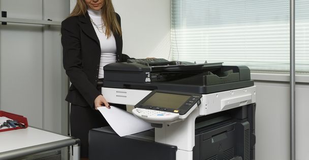 Menina usando máquina Xerox
 - Foto, Imagem