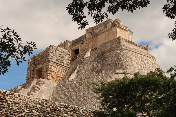 Vista desde el lado superior de la Pirámide del Mago, Piramida del Advino en Uxmal, cerca de Mérida, México 2022 - Foto, Imagen