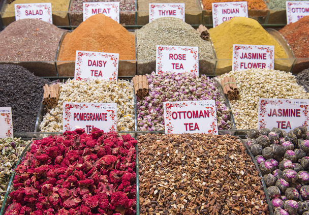 Seleção de chás de ervas em uma barraca de mercado
 - Foto, Imagem