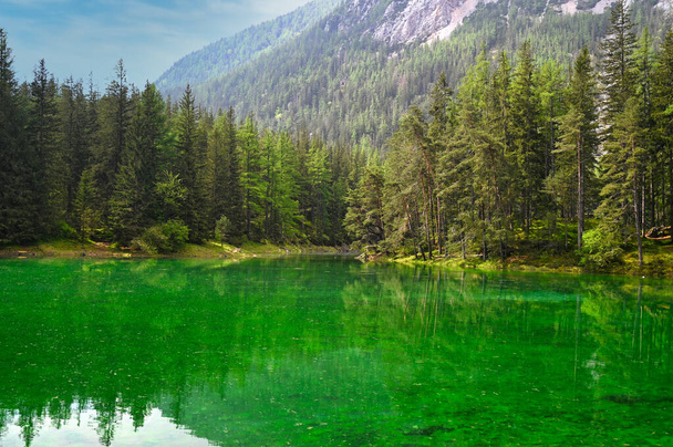 Zielone Jezioro i góry w Styrii, Austria, sezon wiosenny krajobraz - Zdjęcie, obraz