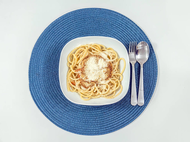 Špagety podávané v bílé míse na stole přímo shora - Fotografie, Obrázek