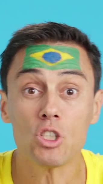 Άντρας με βραζιλιάνικη εθνική σημαία αναστατωμένος με διαιτητή - Πλάνα, βίντεο
