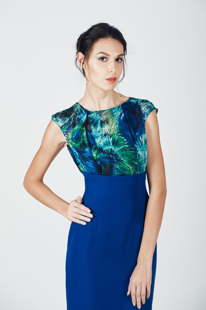 Foto de moda de la joven mujer magnífica en un vestido azul - Foto, imagen