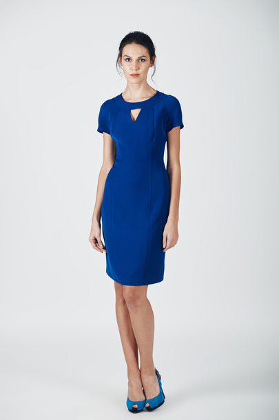 Foto de moda de la joven mujer magnífica en un vestido azul - Foto, imagen
