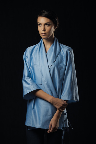Mavi gömlekli muhteşem bir kadının moda fotoğrafı. - Fotoğraf, Görsel