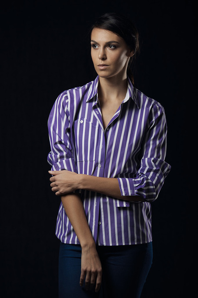 Módní fotografie mladé nádherné ženy v purpurové košili - Fotografie, Obrázek