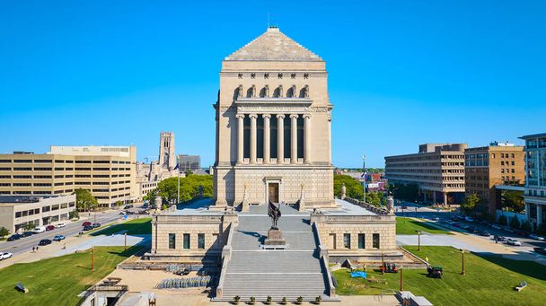 Veduta aerea diurna del grande neoclassico Indiana World War Memorial a Indianapolis, con la vivace vita cittadina in contrasto con prati verdi sereni e riverenza storica - Foto, immagini