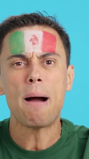 Homme au drapeau mexicain contrarié par un arbitre - Séquence, vidéo