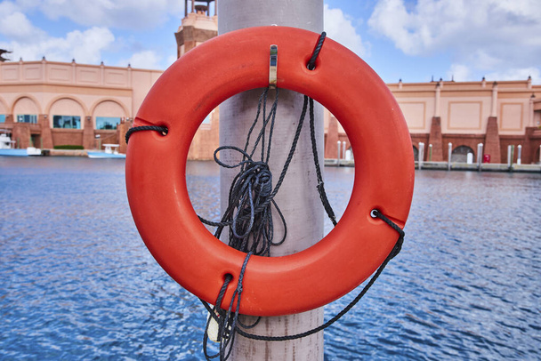 Bouée de sauvetage prête pour la sécurité à Serene Nassau Waterfront Marina, Paradise Island, Bahamas - Photo, image