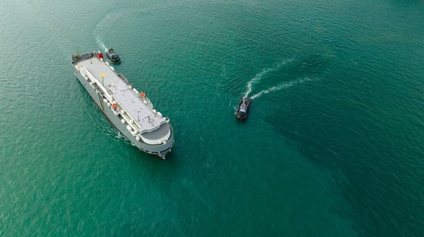 新しい車をローディングするロールオンロールオフ船. 海に浮かぶ自動車容器のキャリア,ビジネスサービスは海洋貨物の大きいロールオン ロールオフ船によって国際的な輸出商品を輸入します - 写真・画像