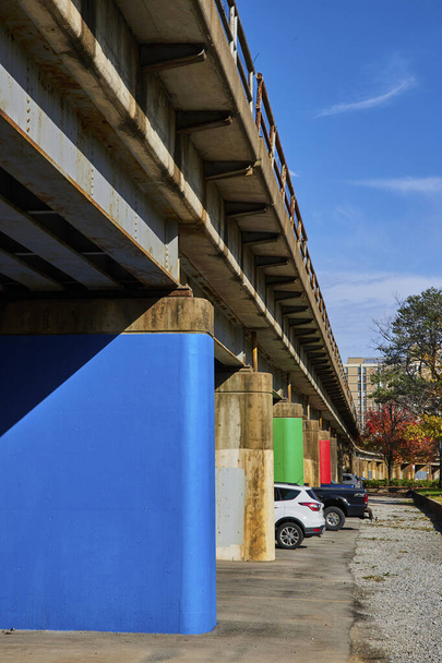 Lihavoitu päävärit nuorentaa teollinen silta Fort Wayne, Indiana, esittelee kaupunkien muutosta ja luovuutta. - Valokuva, kuva