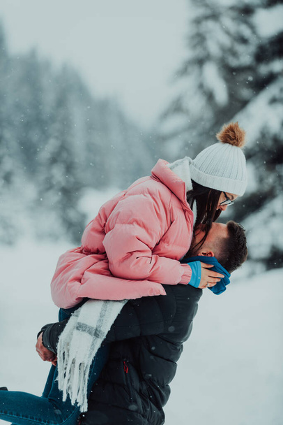 У сніжний день Святого Валентина ця романтична пара ділиться теплом, сміхом і ніжними обіймами, створюючи блаженну зимову історію кохання - Фото, зображення