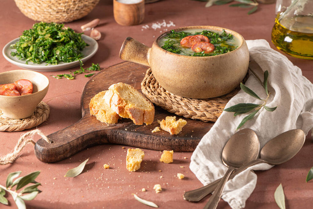 Caldo verde beliebte Suppe in der portugiesischen Küche. Traditionelle Zutaten für Caldo Verde sind Kartoffeln, Zwiebeln, Knoblauch, Kragengemüse, Chorizo, Olivenöl und Salz. Ist eine Gemüsesuppe und wird in der Regel mit Maisbrot serviert - Foto, Bild