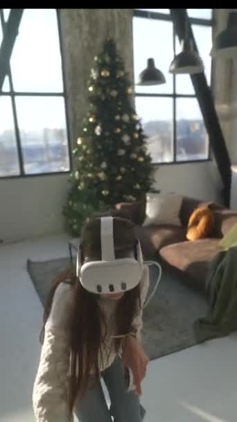 Eine dynamische Aufnahme eines jungen Mädchens, das in einem Virtual-Reality-Headset spielt. Hochwertiges 4k Filmmaterial - Filmmaterial, Video
