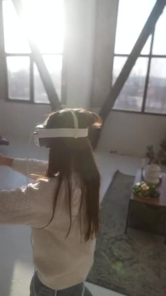 Un disparo vibrante: una joven profundamente involucrada en un juego de realidad virtual. Imágenes de alta calidad 4k - Imágenes, Vídeo