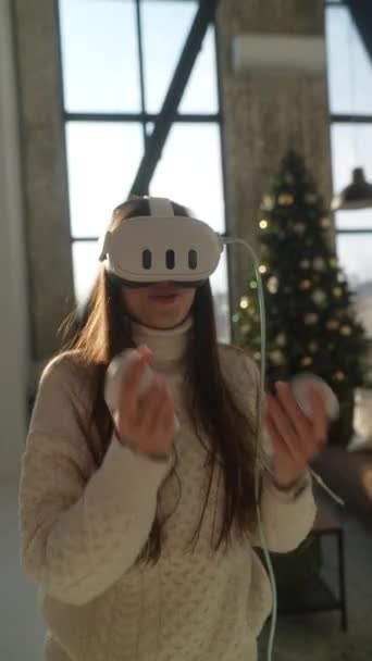 Uma jovem dinâmica usa um fone de ouvido de realidade virtual para jogar jogos online ativos. Imagens 4k de alta qualidade - Filmagem, Vídeo