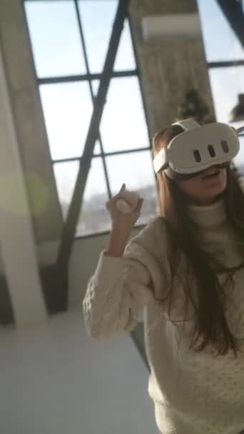 Un plan dynamique d'une jeune fille jouant à un jeu dans un casque de réalité virtuelle. Images 4k de haute qualité - Séquence, vidéo