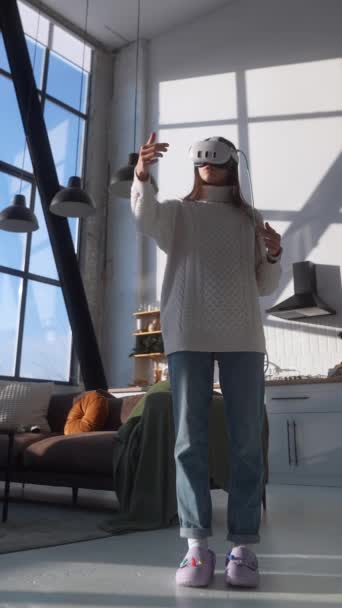 In die virtuelle Realität vertieft, genießt eine lebhafte junge Frau das sonnige Weihnachtsambiente. Hochwertiges 4k Filmmaterial - Filmmaterial, Video