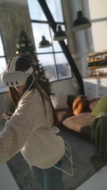 Ativamente jogos online, uma jovem animada faz uso de um fone de ouvido realidade virtual. Imagens 4k de alta qualidade - Filmagem, Vídeo