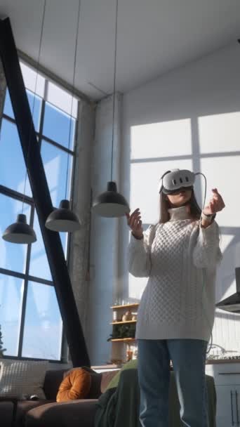 На тлі ялинки красива молода леді носить гарнітуру VR вдома. Високоякісні 4k кадри - Кадри, відео