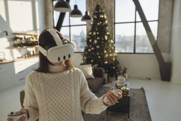 Ha már a benyomásairól beszélünk, egy kedves fiatal hölgy egy VR headset-ben megosztja a gondolatait. Kiváló minőségű fénykép - Fotó, kép