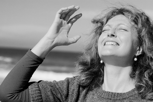 mooie vrouw die lacht op het strand - Foto, afbeelding