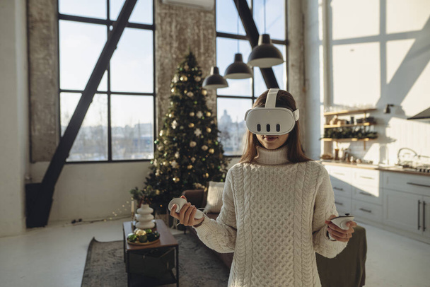 La jeune fille, ornée d'un casque VR, raconte ses expériences virtuelles. Photo de haute qualité - Photo, image