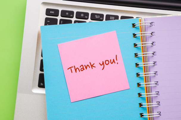 Σημειωματάριο με την λέξη "Thank You" στο βιβλίο χαρτί  - Φωτογραφία, εικόνα
